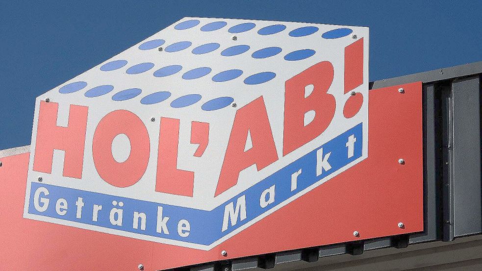 Über dem Eingang des Getränkemarktes prangt das Firmenlogo. Foto: F. Doden