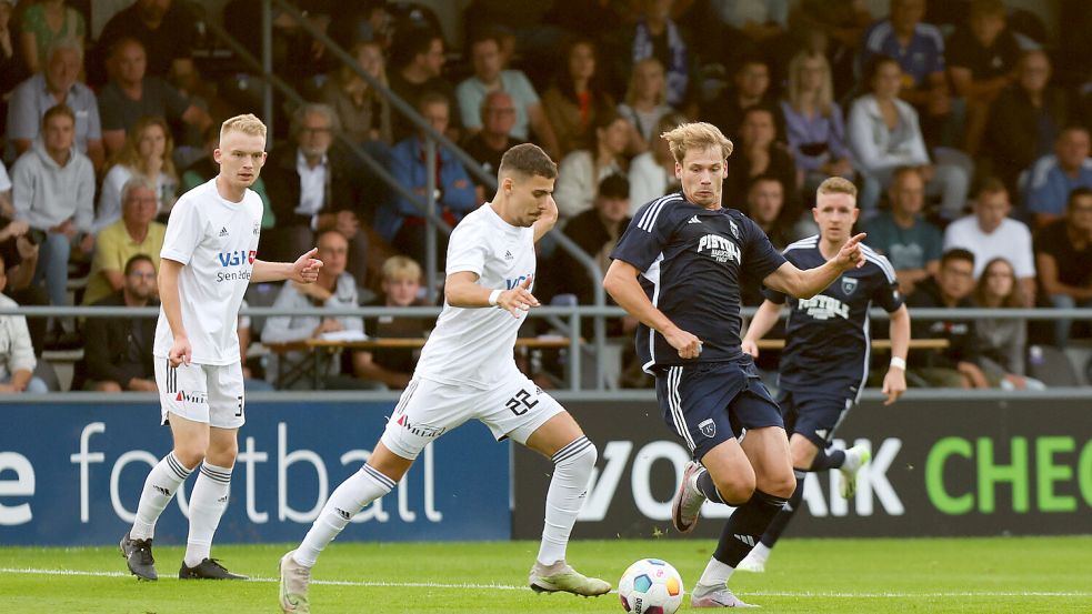 Der Emder David Schiller (Zweiter von rechts) überzeugte als Nebenmann von Torjäger Tido Steffens und holte den Elfmeter zum 1:1 heraus.
