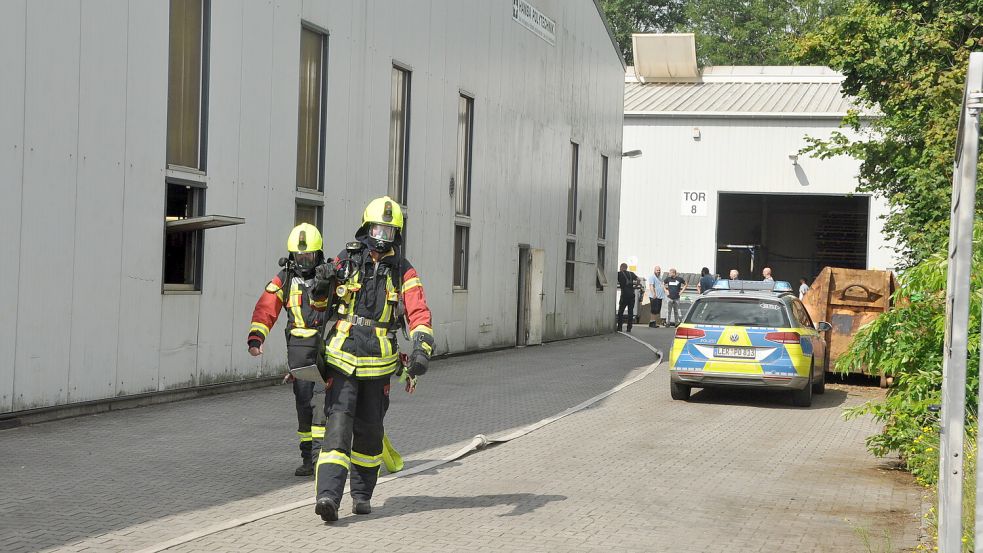 Die Feuerwehrleute aus Neermoor trugen bei dem Einsatz im Industriegebiet Atemschutz. Foto: Wolters