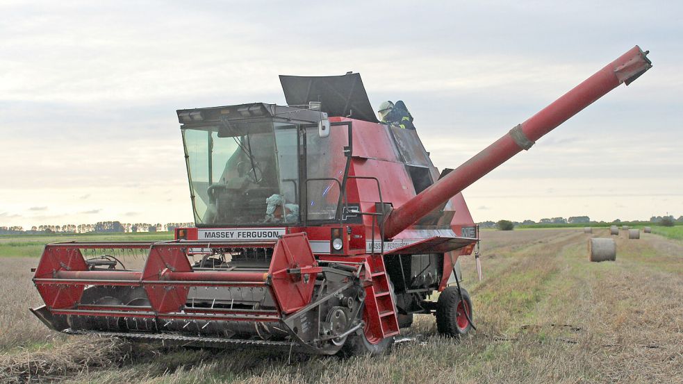 Der ältere Massey Ferguson fing bei Arbeiten auf einem Feld in Rysum Feuer. Foto: Feuerwehr Krummhörn