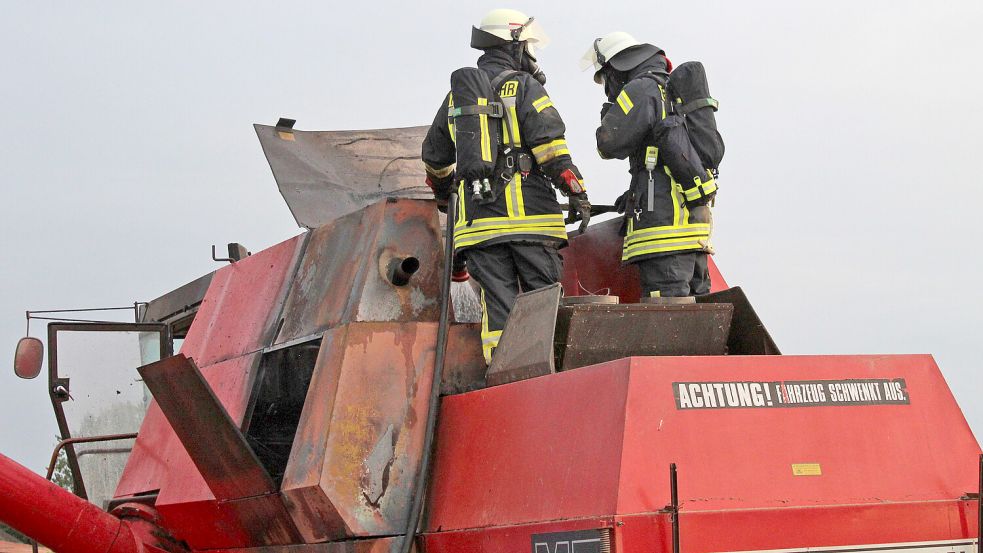 Feuerwehrleute löschten den Brand unter Atemschutz. Foto: Feuerwehr Krummhörn
