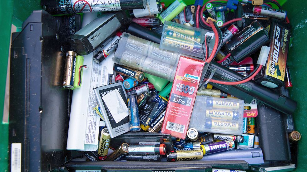 Batterien dürfen nicht im Hausmüll entsorgt werden. Symbolbild: Charisius/DPA