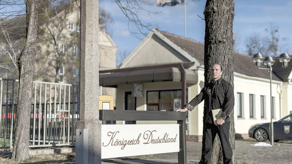 Der ehemalige Koch Peter Fitzek sieht sich selbst als König von Deutschland. Inzwischen hat er mehrere Anhänger, so auch einen Holzhändler aus Norddeutschland. Foto: imago images/Robert Michael