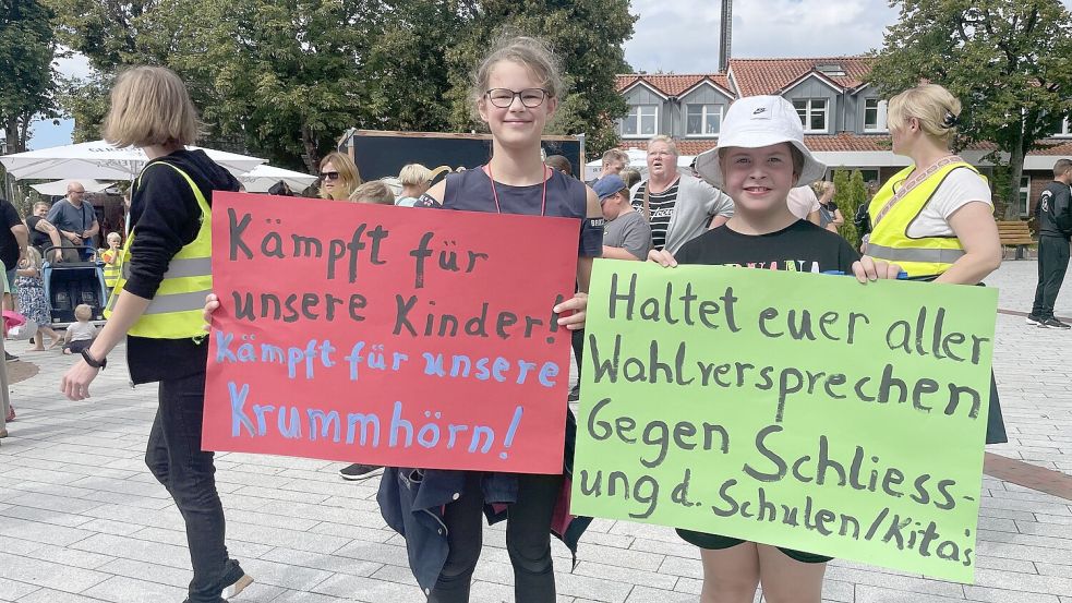 Eltern und Kinder der Grundschulen Loquard und Greetsiel demonstrierten jüngst vor dem Rathaus in Pewsum. Nun wurde ein neuer Versuch des Bürgerbegehrens gestartet. Bild: Weiden/Archiv