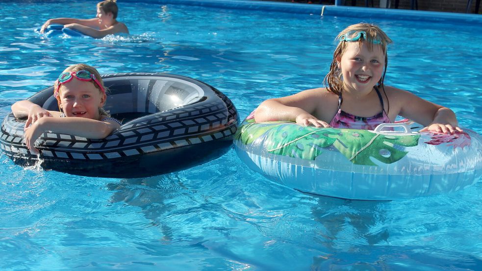 Mila aus Collrunge (rechts) und Mareke aus Middels im Ardorfer Freibad. Foto: Oltmanns