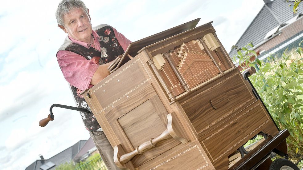 Thomas Brey spielt auf seiner Orgel auch Jazz- und sogar Techno-Stücke. Das Instrument wiegt übrigens 100 Kilogramm. Foto: Ortgies