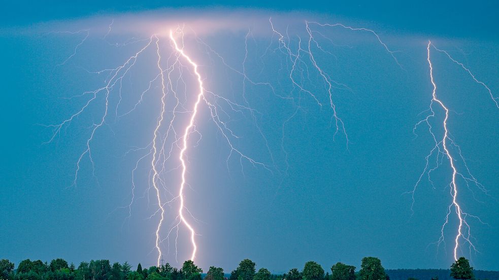 Blitze eines Gewitters leuchten am Abendhimmel im Osten des Landes Brandenburg. Foto: dpa/Patrick Pleul