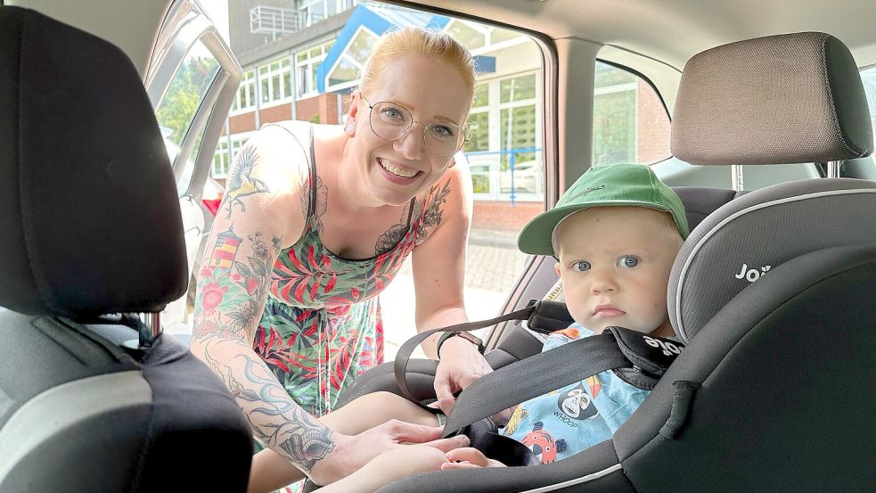 Redakteurin Ute Nobel bringt ihren Sohn Tjark regelmäßig mit dem Auto in die Krippe. Foto: Poppen