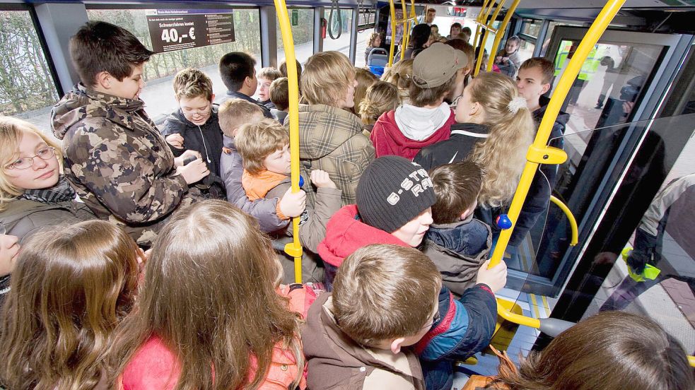 Volle Schulbusse sind ein Problem, nicht nur im Landkreis Leer. Foto: Jan Potente/ADAC/DPA