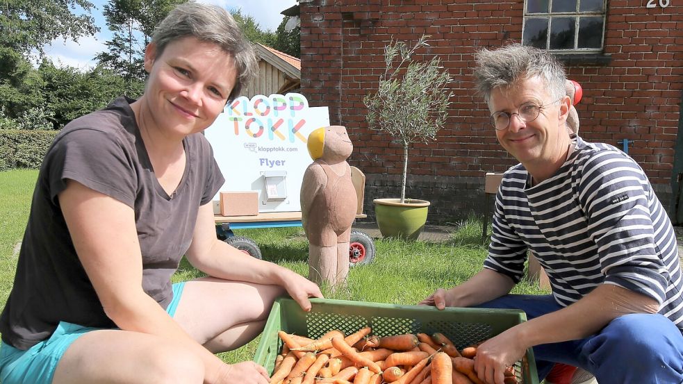 Daniela und Elton Eerkens haben am Morgen noch Möhren für die solidarische Landwirtschaft geerntet. Die übrige Zeit gehört der Bildhauerei. Foto: Böning