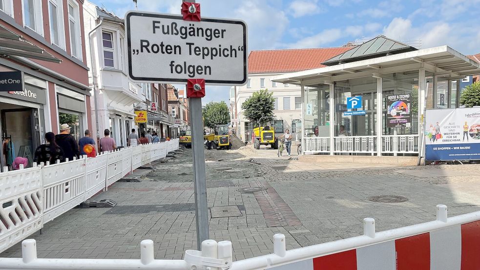 Der rote Teppich soll den Passanten eine Orientierung geben. Fotos: Boschbach