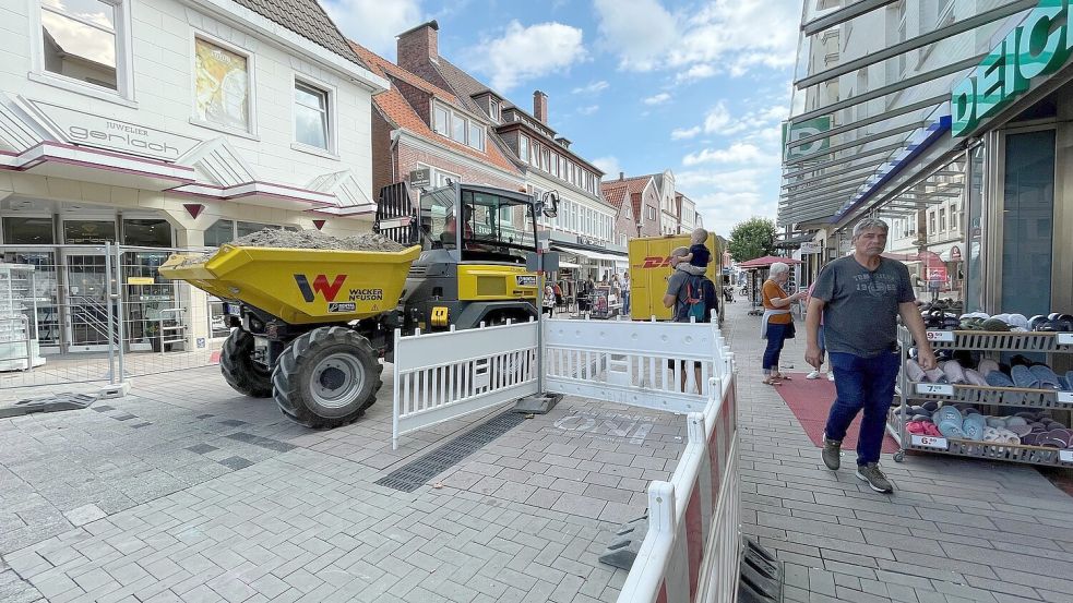 Das Baustellenfahrzeug konnte vor einigen Tagen nicht ungehindert fahren, weil der Weg versperrt war.