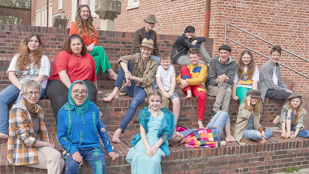 Das Ensemble von Theartic junior arbeitet unter der Regie von Ulrike Heymann (untere Reihe links) schon seit einem Jahr an der neuen Produktion. Foto: Weerts/Theartic