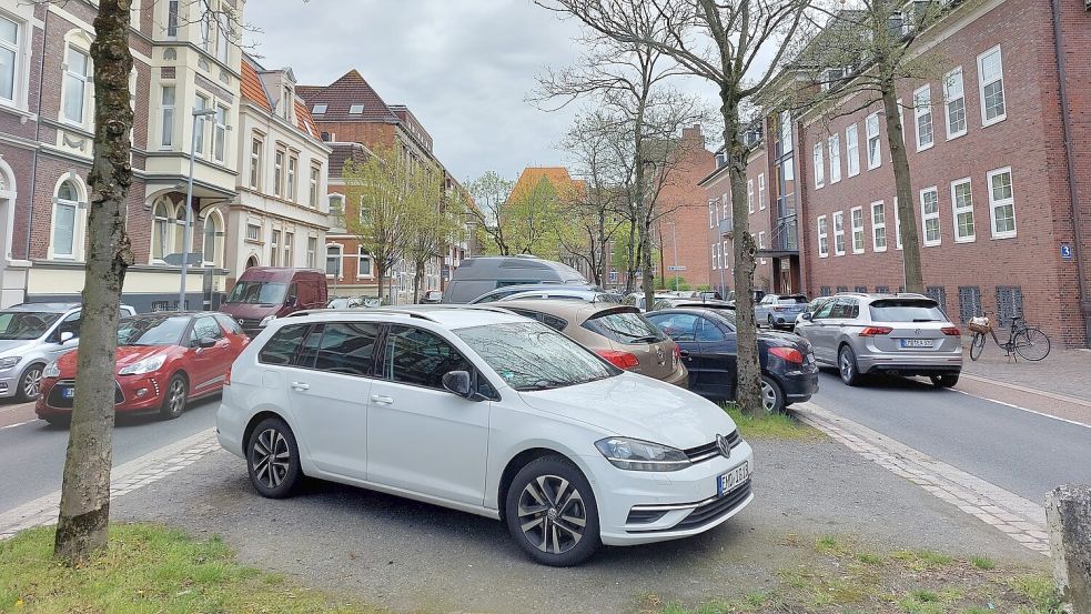 Auf dem Mittelstreifen der Ringstraße werden Autos zeitweise kreuz und quer geparkt. Dort müssen keine Parkgebühren bezahlt werden. Foto: Hanssen/Archiv