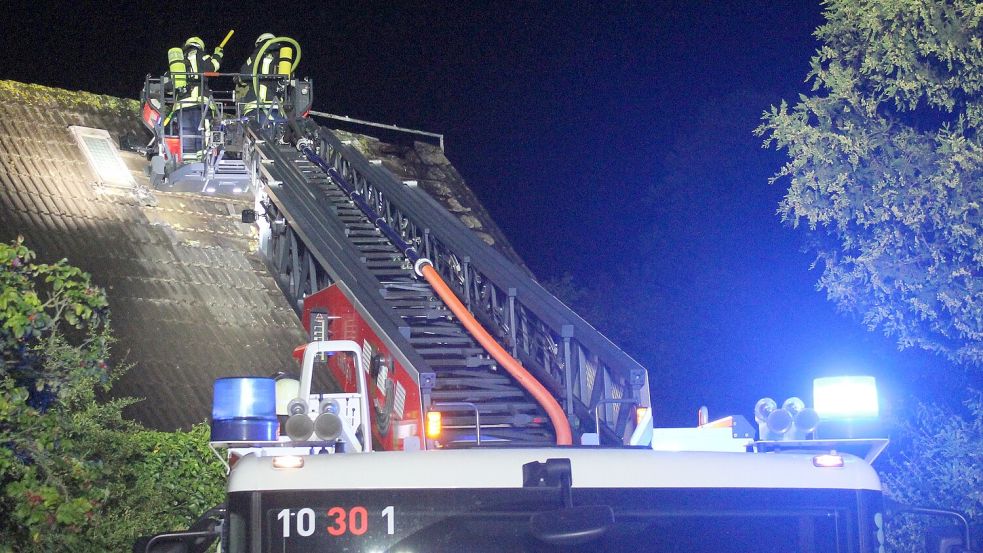 Die Feuerwehr war in der Krummhörn mit einem Großaufgebot im Einsatz. Fotos: Feuerwehr