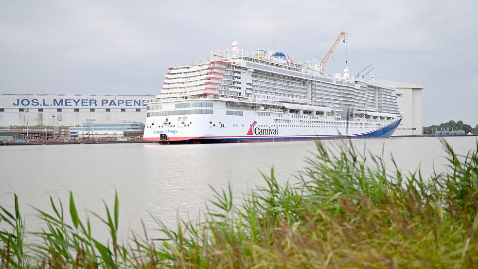 Das Kreuzfahrtschiff „Carnival Jubilee“ liegt, nachdem es das Baudock der Meyer-Werft verlassen hat, am 22. Juli im Werft-Hafen. Bereits Ende 2023 soll das Schiff von Galveston in Texas aus zu seiner ersten Kreuzfahrt starten. Foto: Penning/DPA