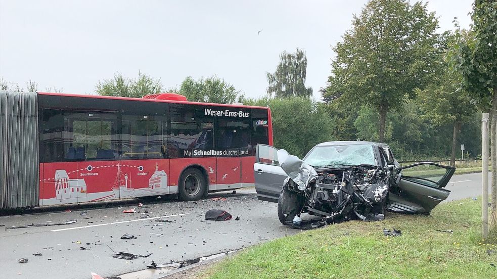 Das Auto wurde durch den Zusammenstoß zerstört. Foto: Weymer