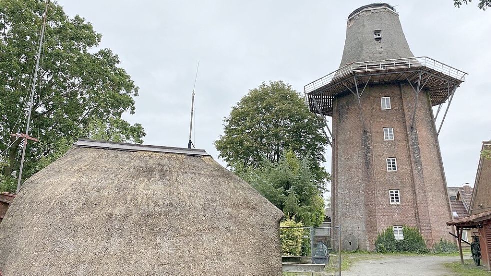 Die Stiftsmühle ragt noch ohne Kappe und Flügel in den Auricher Himmel. Fotos: Löschen