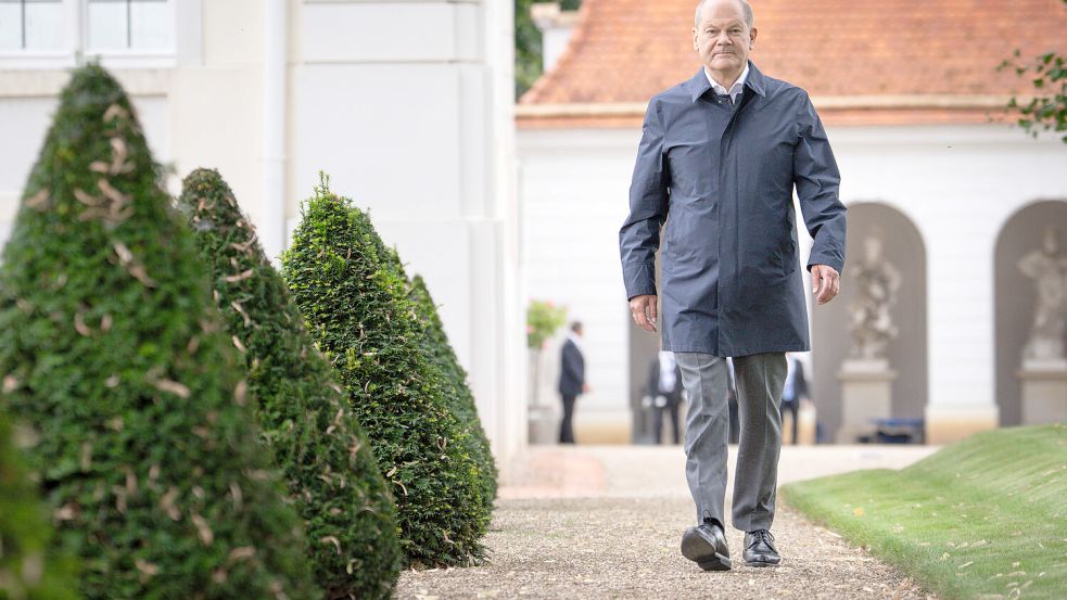 Bundeskanzler Olaf Scholz (SPD) auf dem Weg durch den Garten von Schloss Meseberg. Die Leistungsbilanz der Ampel-Koalition könne sich sehen lassen, meint er. Nur an der Kommunikationsstrategie müssten manche noch arbeiten. Foto: Imago