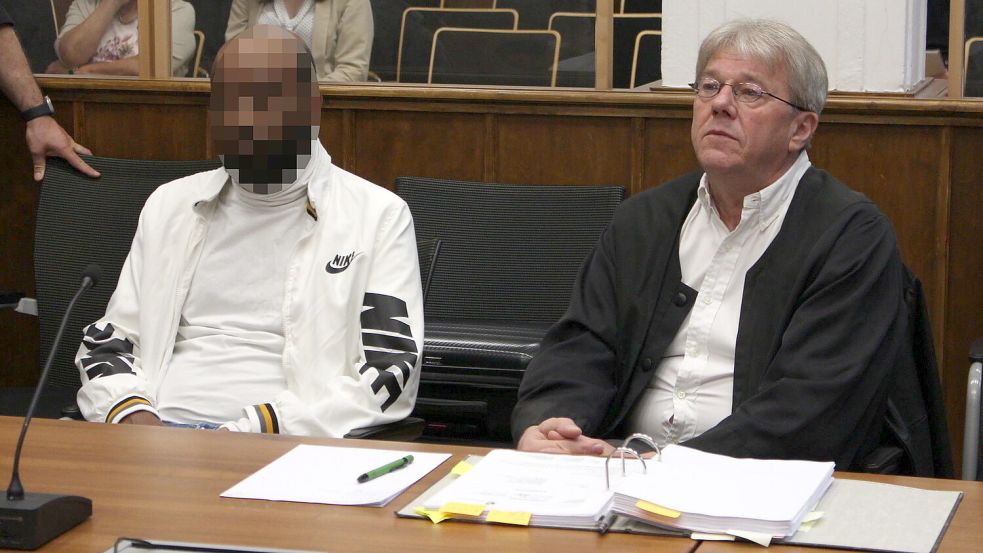 Der Angeklagte (links) sitzt am Dienstagmorgen vor dem Prozessauftakt neben seinem Verteidiger Michael Schmidt. Foto: Alberts