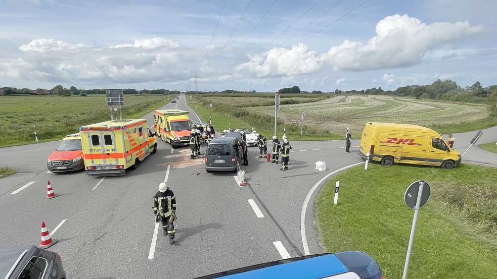 Ein Postzustellfahrzeug ist am Mittag auf der B 72 in Höhe des Looger Weg mit einem VW-Caddy zusammengestoßen. Foto: Feuerwehr Norden