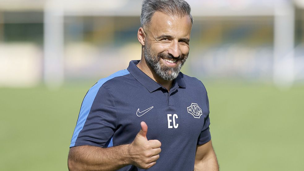 Nicht nur als Trainer von Bezirksliga-Tabellenführer Germania Leer hat Erhan Colak gut lachen. Foto: Doden/Emden