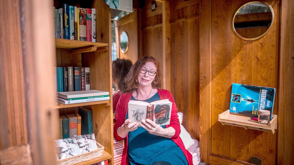 Buchregale, großer Spiegel, Schminkspiegel, Sitzgelegenheit mit Kissen, Kaffee-Abstellfläche: Der Bücherschrank von Elisabeth Zacher steckt voller Details. Fotos: Cordsen