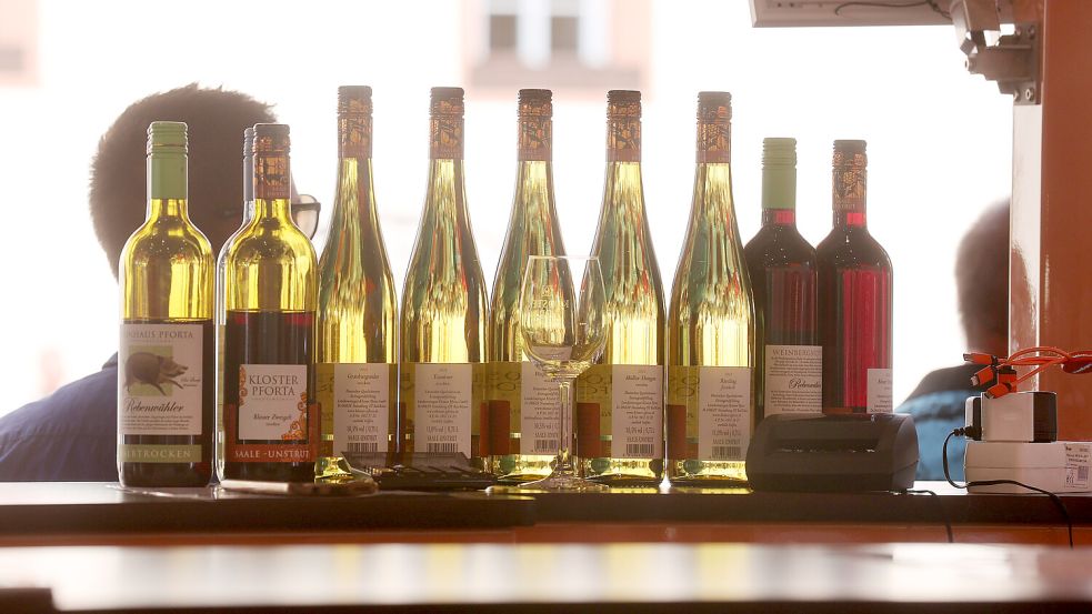 Weinflaschen stehen auf einem Verkaufswagen eines Weinfests. In Greetsiel gibt es dieses Angebot in dieser Woche erstmalig. Foto: Bodo Schackow/dpa
