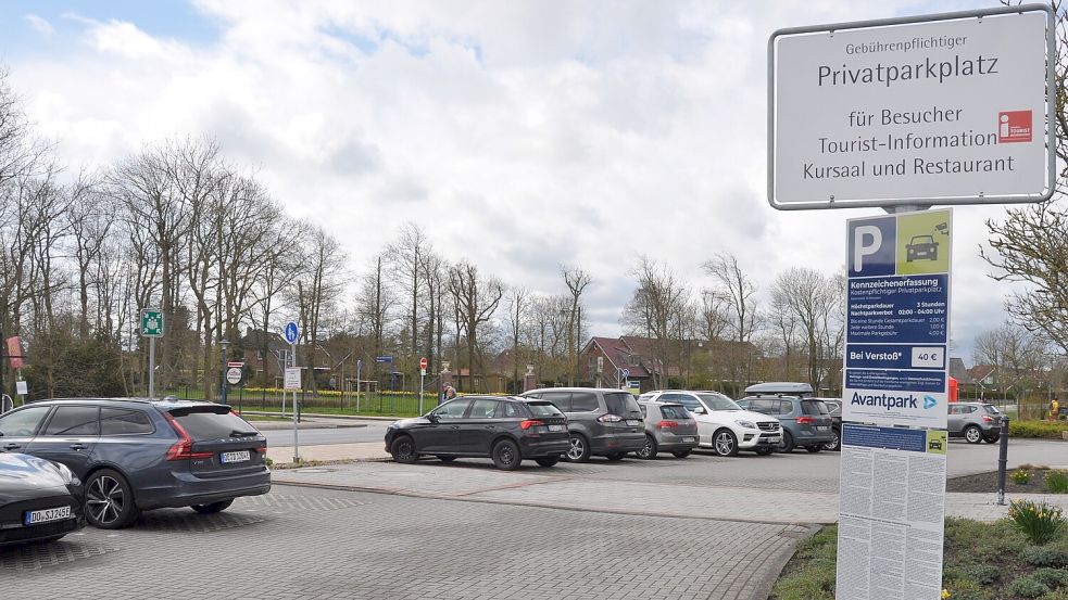 An der Tourist-Information Neuharlingersiel befindet sich der einzige Automat im Ort, der noch Bargeld nimmt. Foto: Archiv/Ullrich