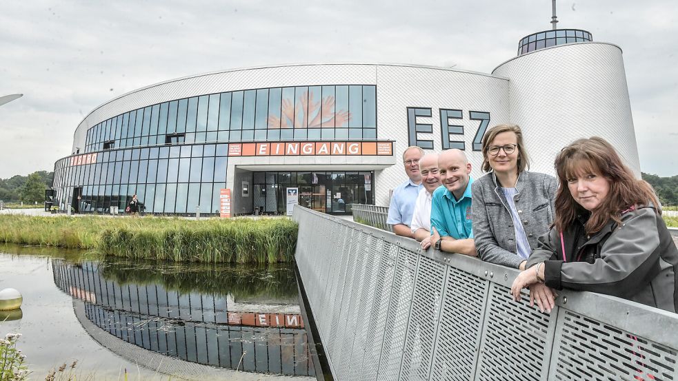 Sie haben was zu sagen in Sandhorst (von links): Ortsbrandmeister Günther Wilts, Ortsbürgermeister Rolf-Werner Blesene, EEZ-Leiter Stefan de Jonge, Pastorin Theda Frerichs und die stellvertretende Ortsbürgermeisterin Christiane Wachtendorf. Fotos: Ortgies