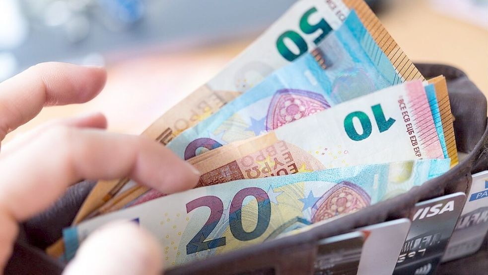 Für ein bedingungsloses Grundeinkommen müsste das deutsche Steuersystem radikal verändert werden. Foto: Monika Skolimowska/zb/dpa