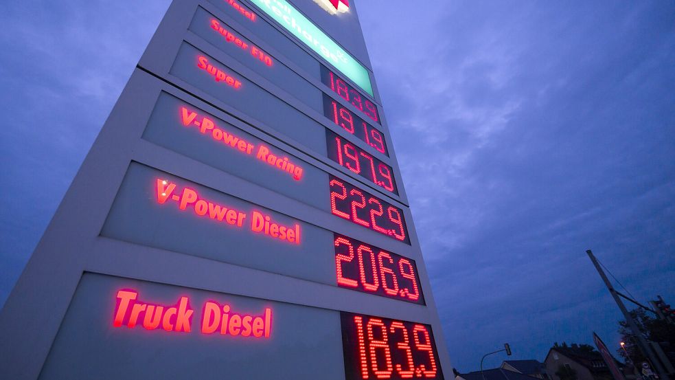 Die Spritpreise an deutschen Tankstelle steigen langsam wieder an. Foto: dpa/Julian Stratenschulte