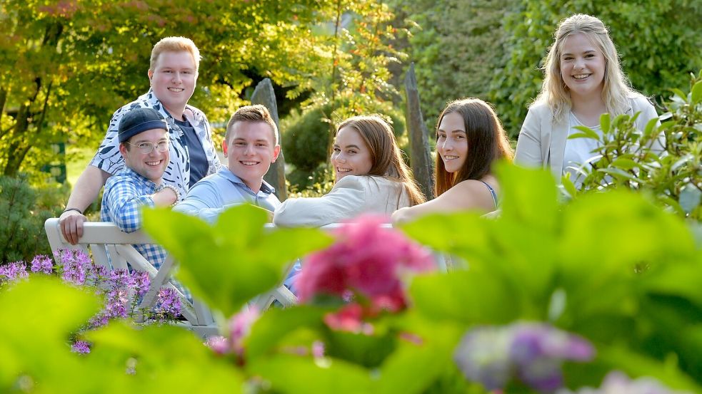 Sie wollen dem neuen Wiesmoorer Blütenkönigshaus angehören (von links): Kevin Janssen, Yannik Willms, Ole Leister, Leonie Landherr, Pia Weseler und Kim Schlüter. Foto: Ortgies