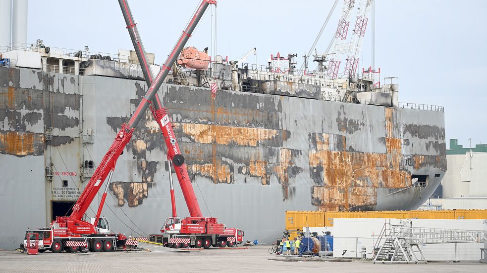 Seit fast drei Wochen liegt der Autofrachter „Fremantle Highway“ mittlerweile in Eemshaven. Foto: Penning/DPA