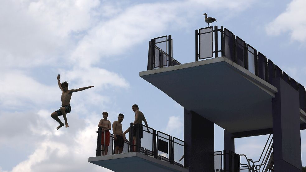 Ohne die richtige Körperspannung kann ein Sprung vom Zehn-Meter-Turm schmerzhaft sein. Foto: IMAGO IMAGES / Panama Pictures
