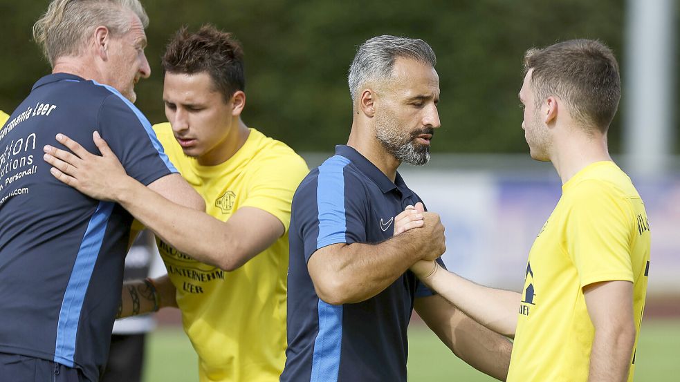 Bisher hat Germania Leer (Zweiter von rechts: Trainer Erhan Colak) in dieser Bezirksliga-Saison nur Siege gefeiert. Doch das tat auch der kommende Gegner. Foto: Doden, Emden