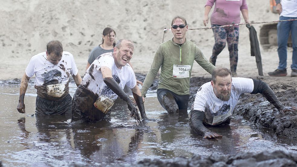 Wer beim „Vull Wat Manns Loop“ mitmacht, „saut“ sich gerne ein. Foto: Doden/Emden