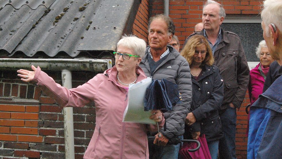 Ortsbürgermeisterin Antje Harms (links) schaut sich bei einem Ortstermin mit Mitgliedern des Ortsrates und des Bauausschusses um. Hinten rechts ist die Anwohnerin Almut Hübner-Barghoorn zu erkennen, die Harms hart anging.