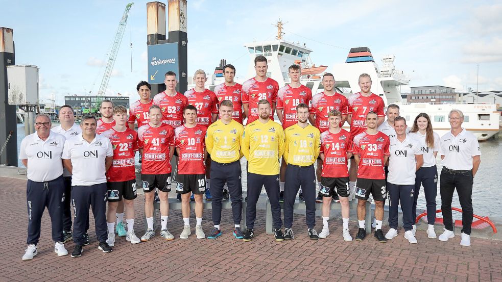 Das Team des OHV Aurich ist voller Vorfreude auf den anstehenden Drittliga-Start. Das offizielle Teamfoto wurde in Norddeich am Fähranleger „geschossen“.Foto: Doden/Emden