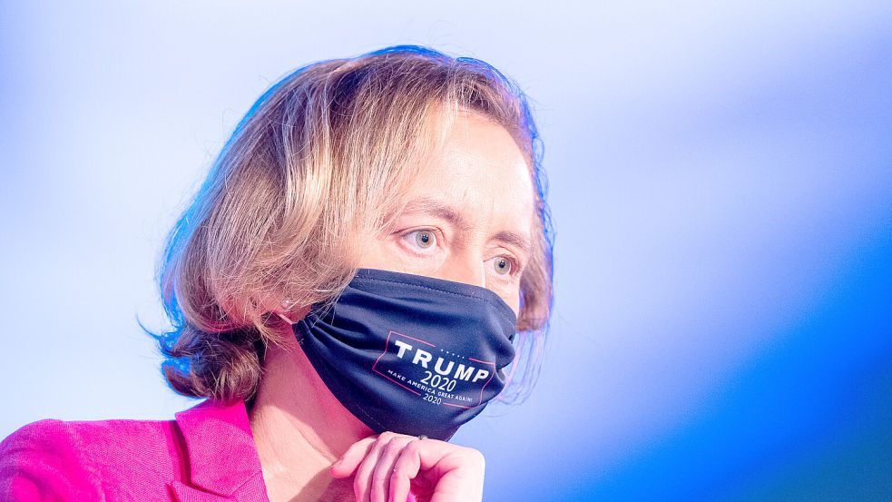 Die ehemalige stellvertretende Bundessprecherin der AfD, Beatrix von Storch, mit dem Maskenschriftzug „Trump 2020“. Foto: dpa/Rolf Vennenbernd