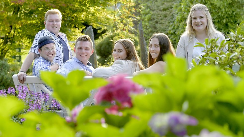 Die sechs Bewerber für das Blütenkönigshaus bei ihrer Vorstellung in der Blumenhalle (von links): Kevin Janssen (21, aus Wiesmoor), Yannik Willms (32, aus Großheide), Ole Leister (19, aus Wiesmoor), Leonie Landherr (23, aus Wiesmoor), Pia Weseler (22, aus Holtland) und Kim Schlüter (21, aus Wiesmoor). Fotos: Ortgies