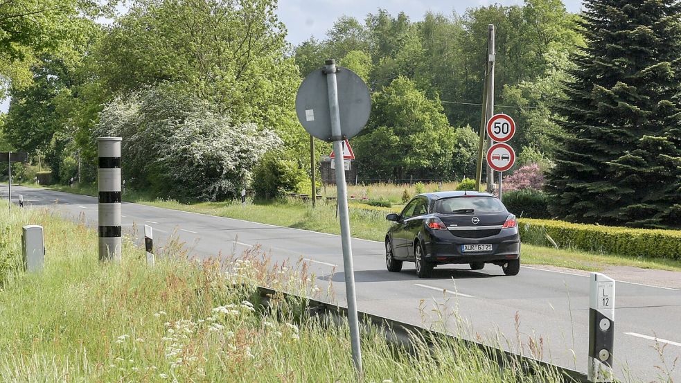 In Neudorf waren die Verkehrszeichen rund um den stationären Blitzer (links) verschwunden, auch die Hinweise auf Tempolimit und Überholtverbot. Foto: Ortgies / Archiv