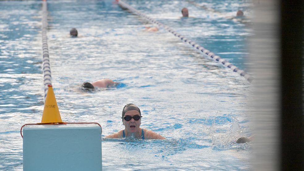 Am Freitag können Schwimmer bis 22 Uhr ins Wasser. Die Freibadsaison endet in Emden am 9. September. Foto: Ortgies/Archiv