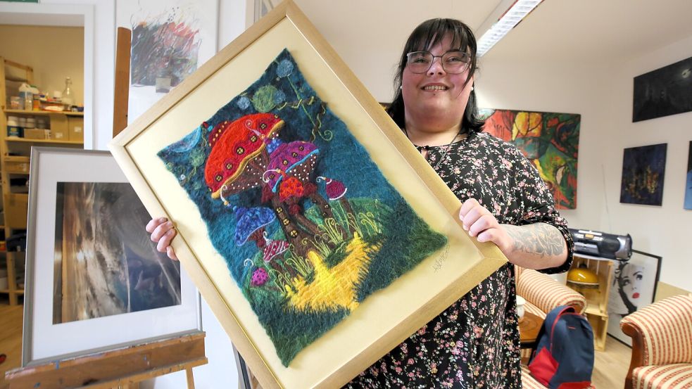 An diesem Tag ist das erste Werk in Filztechnik von Anna Boelen fertig geworden. Auch wenn sie selbst nie ganz zufrieden ist, macht es sie ein wenig stolz. Foto: Böning