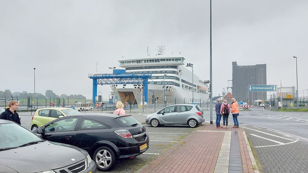 Ratlose Passagiere am Mittwoch: Eigentlich hätte die Norwegen-Fähre „MS Romantika“ um 17 Uhr in Emden ablegen sollen, doch die Reederei teilte am Mittag mit, dass sie zahlungsunfähig ist und alle Fahrten ausfallen. Foto: Hanssen