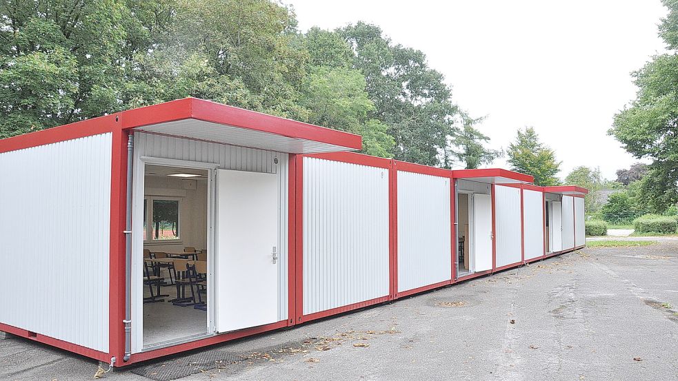 Auf dem Schulhof der Plytenbergschule wurden Container aufgestellt, die drei Klassen beherbergen sollen. Foto: Wolters