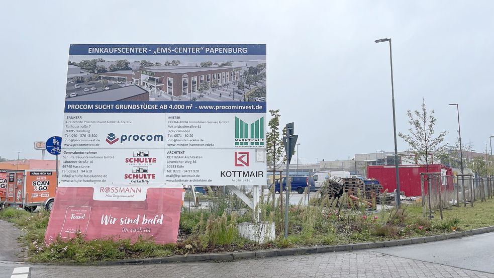 Ein Banner vor dem Bauschild am Ems-Center mit dem Schriftzug „Wir sind bald für euch da“ deutet schon auf den Umzug der Drogeriekette Rossmann hin. Noch in diesem Jahr soll es hier weitere Eröffnungen geben. Foto: Roispich