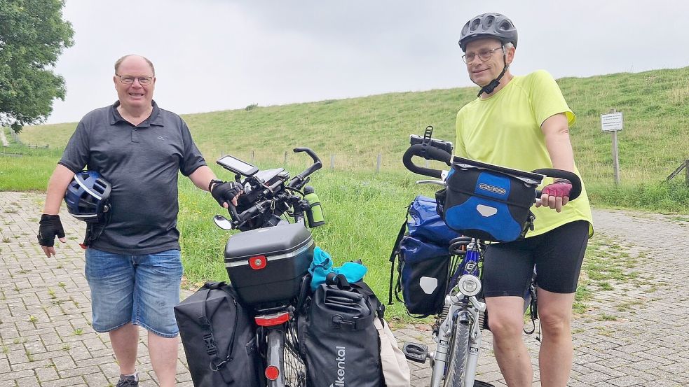 Detlev Hoffmann (links) und Peter Schmidt (hier am Emsdeich in Soltborg) fahren von Essen mit dem Rad nach Esens. Zurück fahren die Fahrradtouristen aber mit der Bahn. Foto: Gettkowski