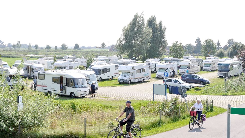 Viele Wohnmobilisten bringen ihre Räder mit, um damit Ausflüge in die nähere Umgebung zu unternehmen. Foto: Wolters/Archiv