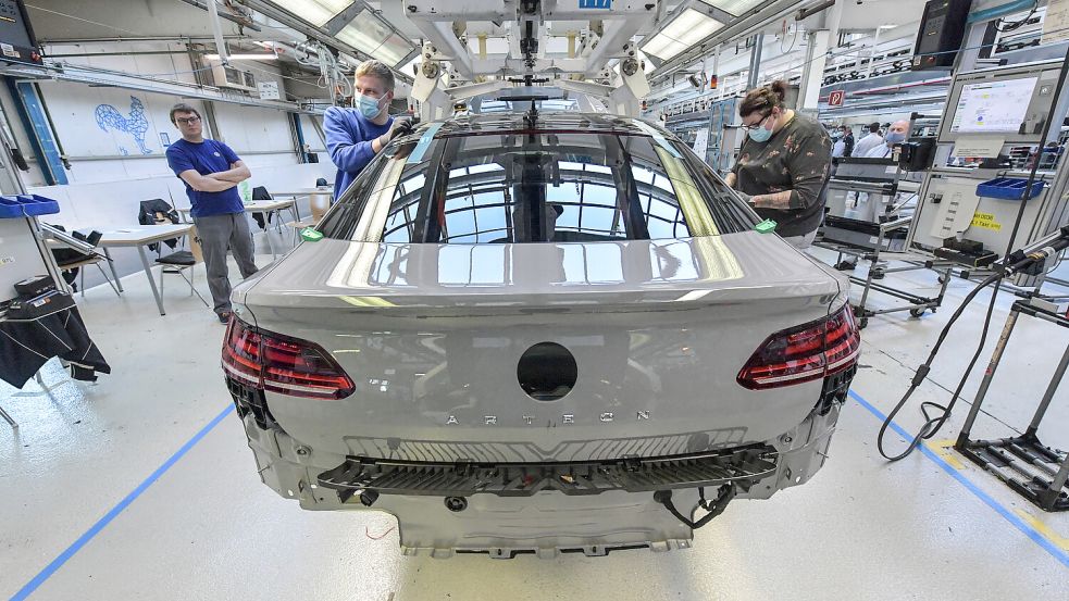 Es geht nun doch weiter: Verbrenner-Produktion bei Volkswagen in Emden. Foto: Ortgies